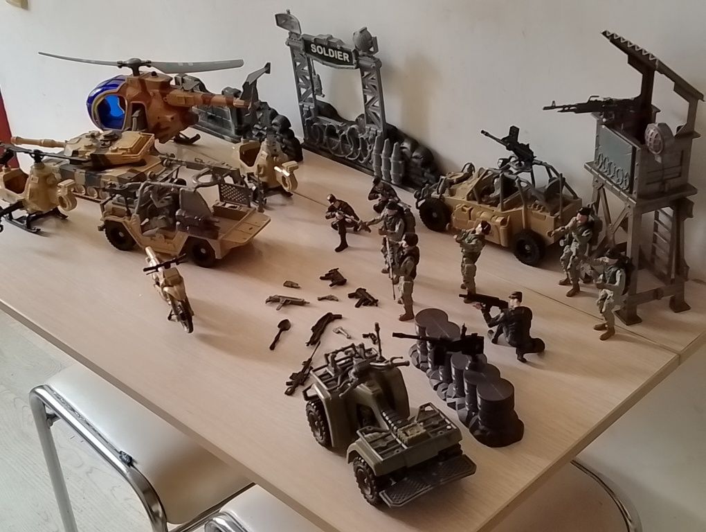 Игрушечная военная техника.