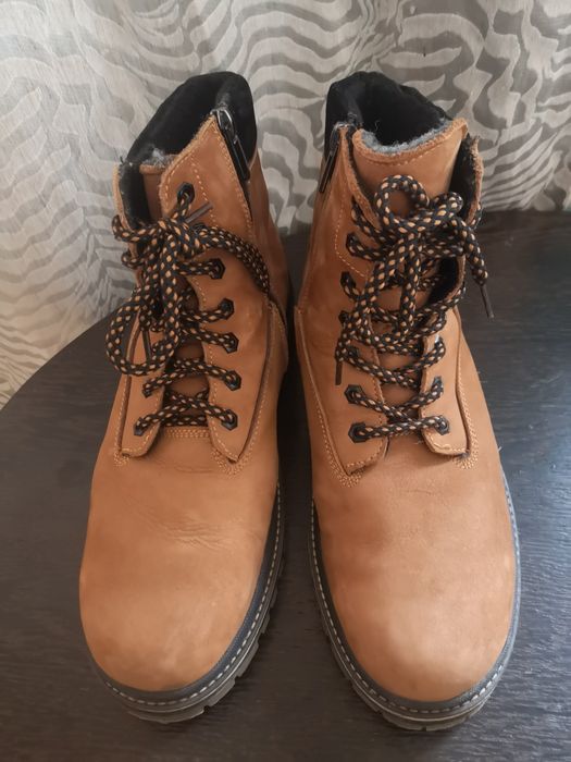 Ботинки фирминые зимние  кожа 40 размер