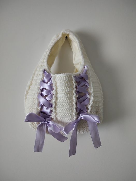 biała torebka z fioletowymi wstążkami