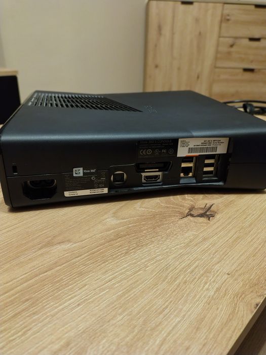 Xbox 360/Kinect/pad/przewody/2 gry/pudło oryginal.