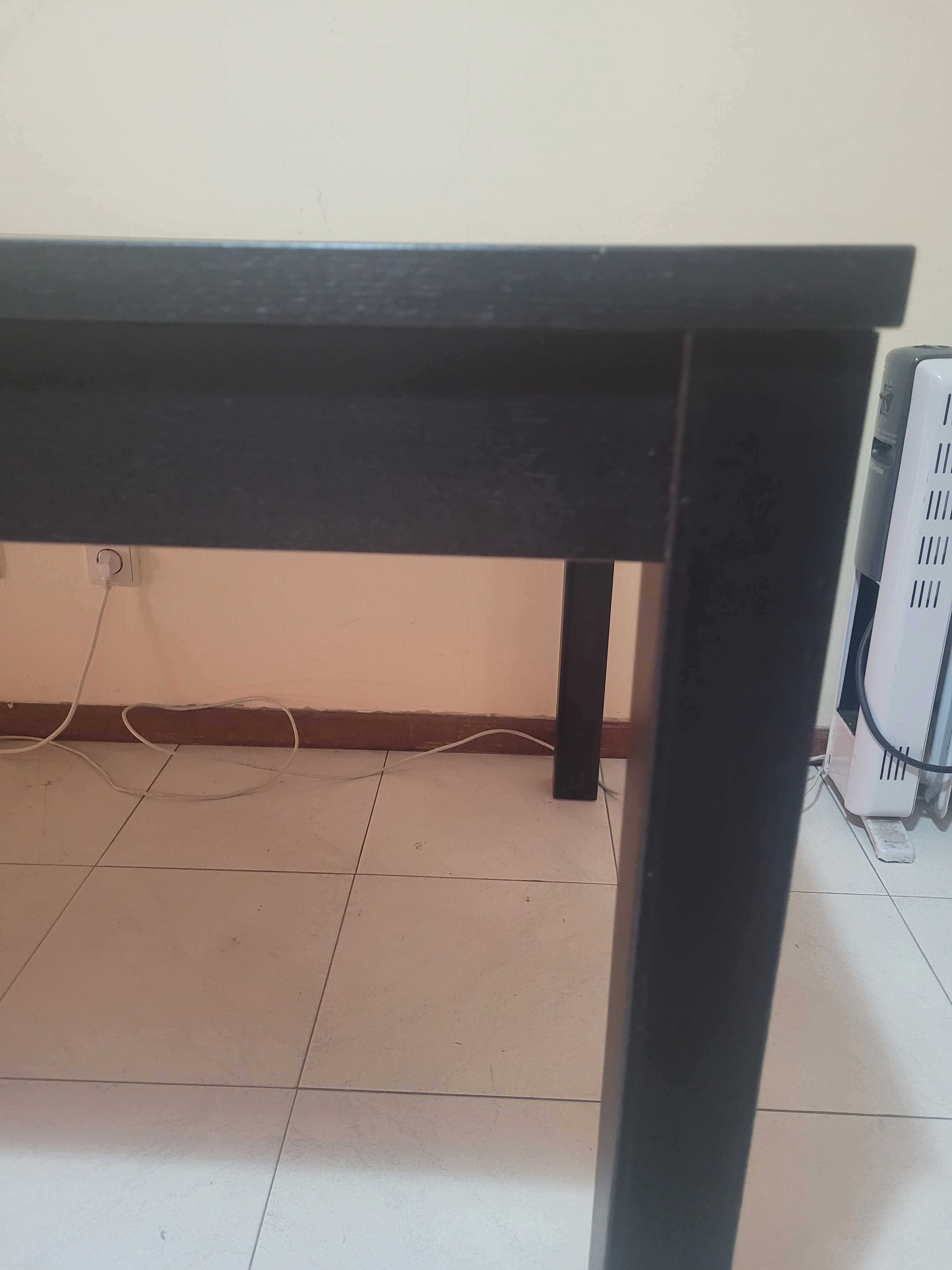 Mesa robusta de sala jantar em wenguê