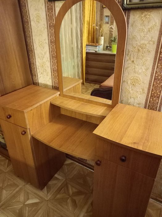 Песочін . Продам туалетний столік!