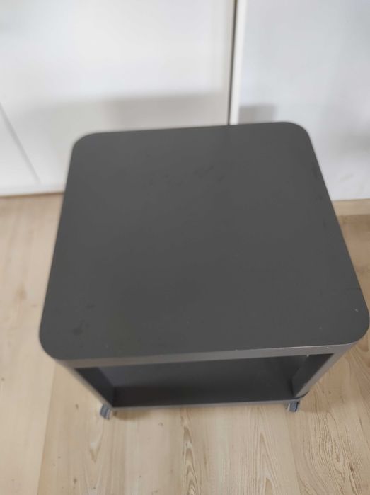 mały stolik kawowy na kółkach Ikea