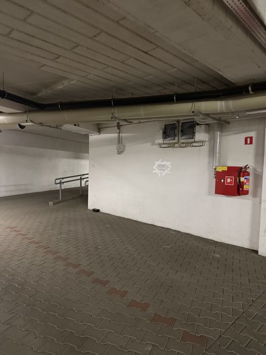 Miejce parkingowe w hali garażowej