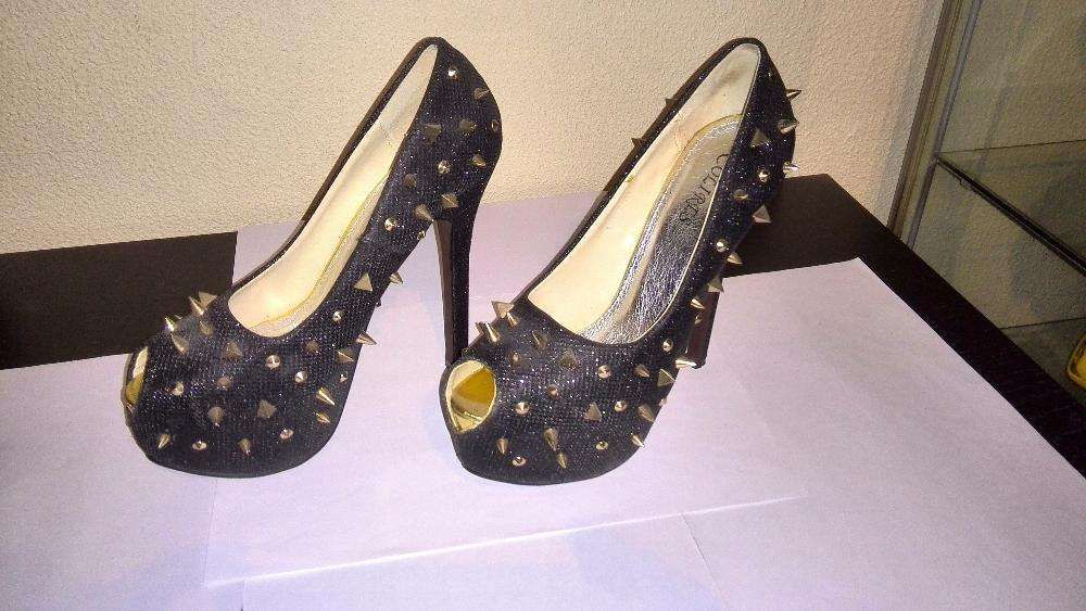 sapatos pretos de senhora com tachas (tamanho-38)