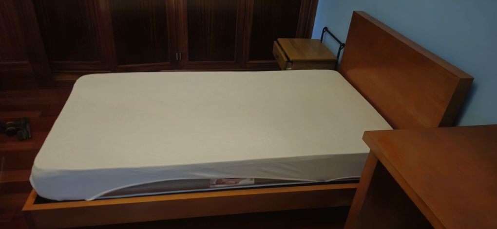 Cama individual em Madeira