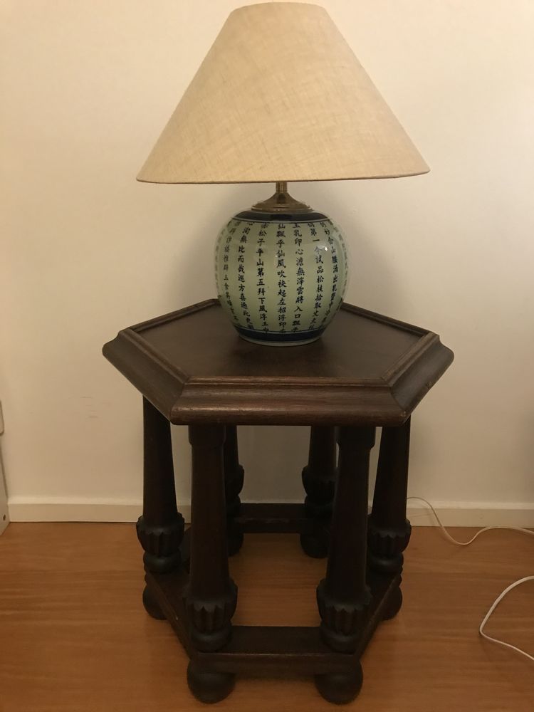 Uma mesa hexagonal em madeira