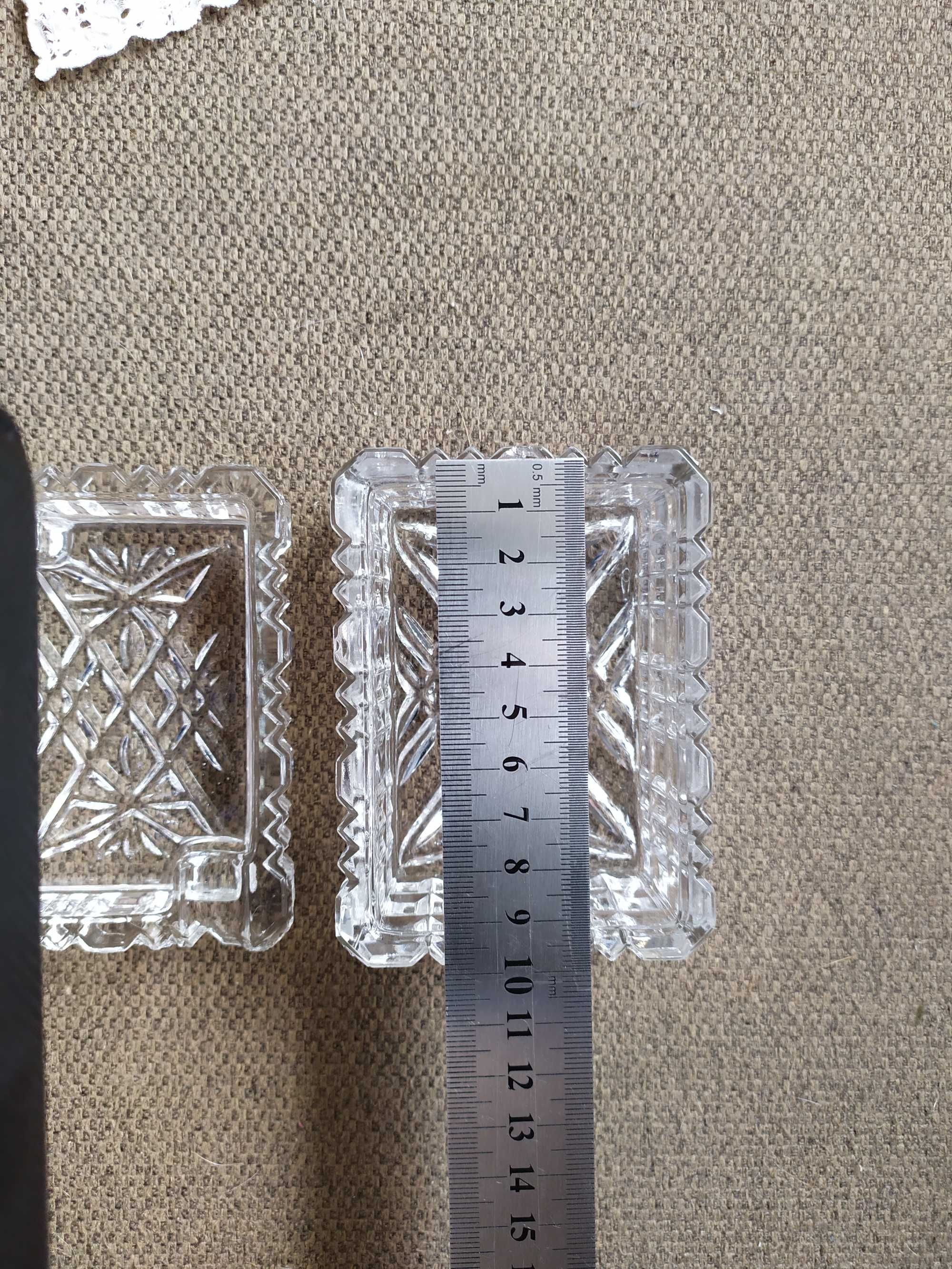 Szklana popielnica złożona z dwóch elementów, kryształowa popielniczka