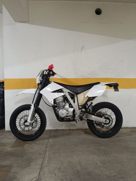 AJP PR3 125  supermotard