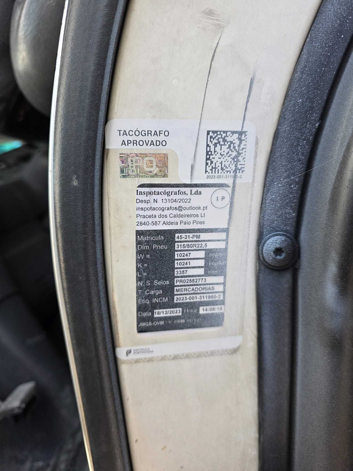 Carro com grua em bom estado