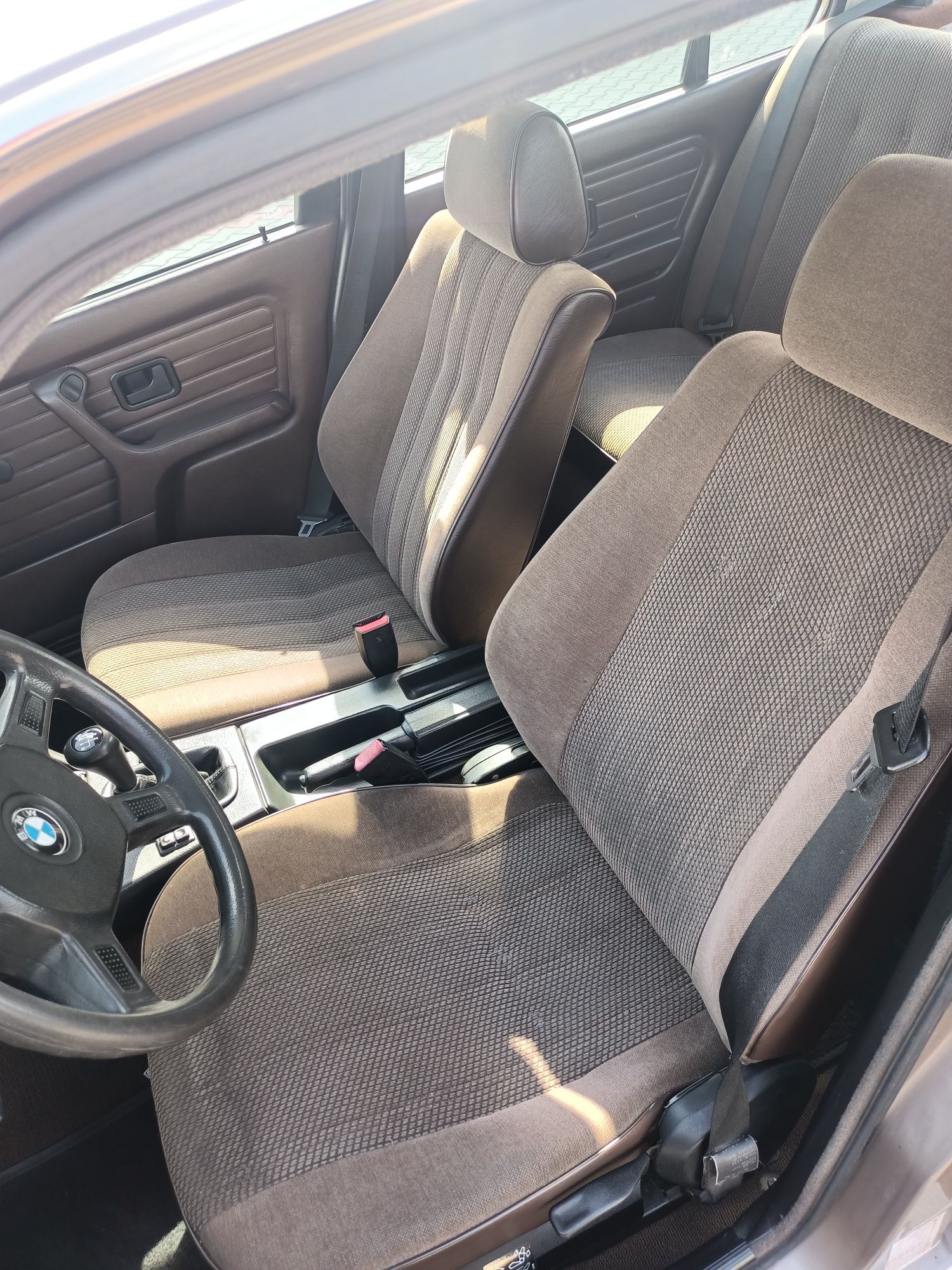 BMW e30 4d sedan luxorbeige