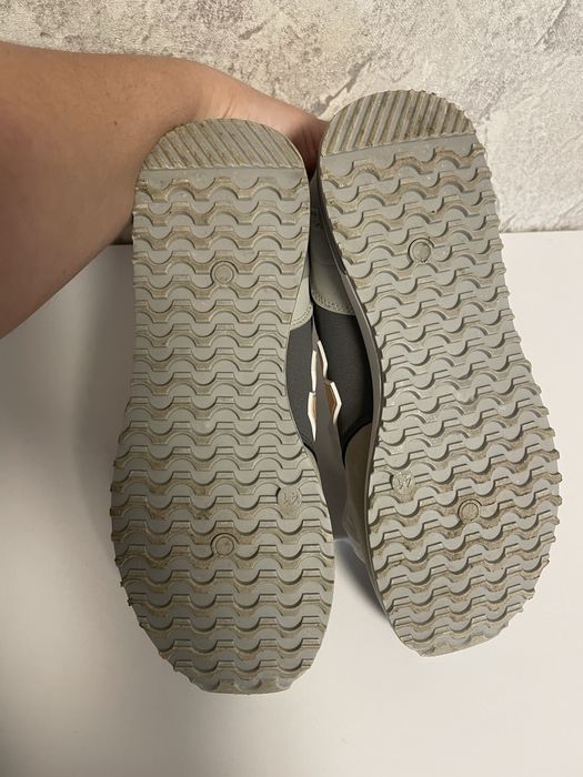 Продам новые женские кроссовки