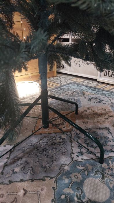 Ялинка блакитна  лита з підставкою.