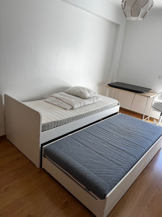 Cama solteira com cama extra e arrumação