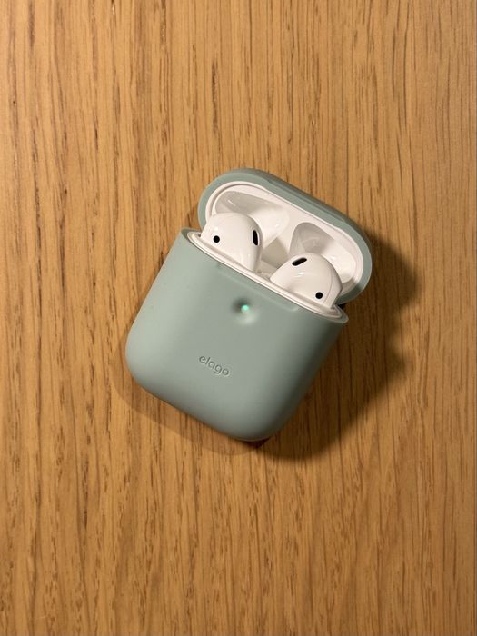Słuchawki AirPods 2 z etui z ładowaniem indukcyjnym oraz z etui Elago