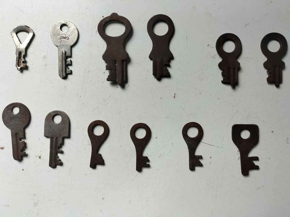 Stare kute zawiasy drzwiowe