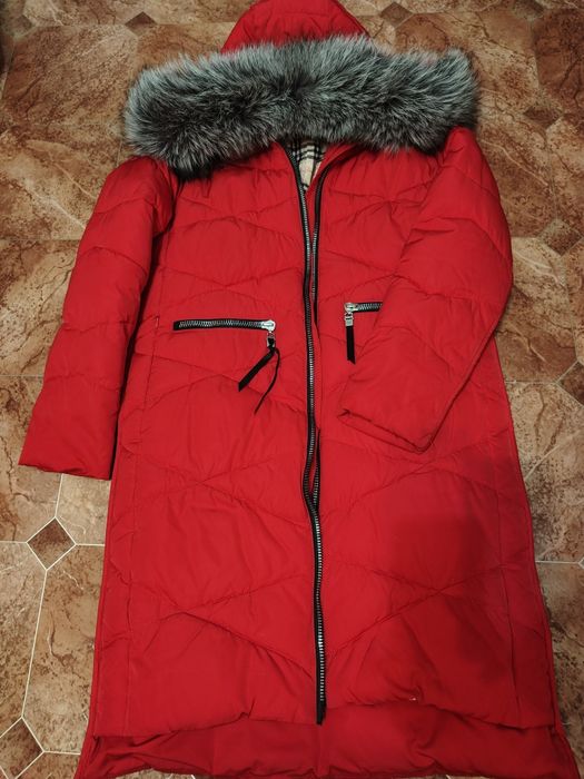 Красный женский пуховик, ботинки в подарок