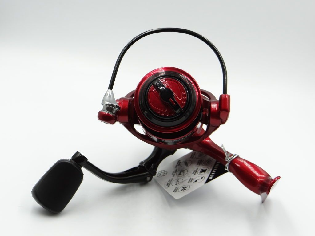Катушка Gladiator Red Force 2000, 5+1.Леска в подарок.