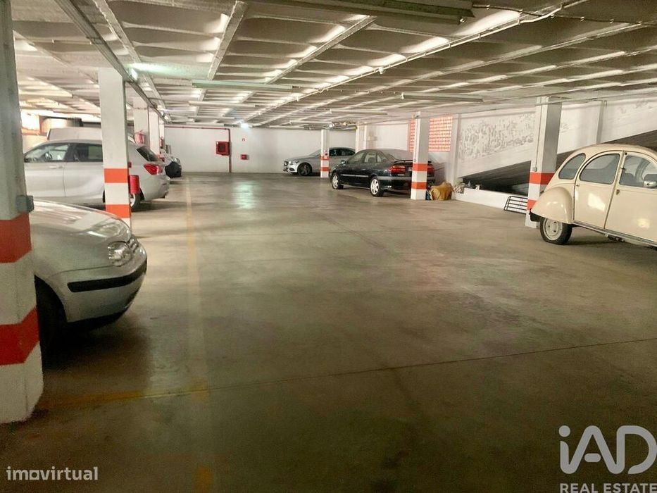 Parque de Estacionamento / Garagem / Box em Faro (Sé e São Pedro) de 1