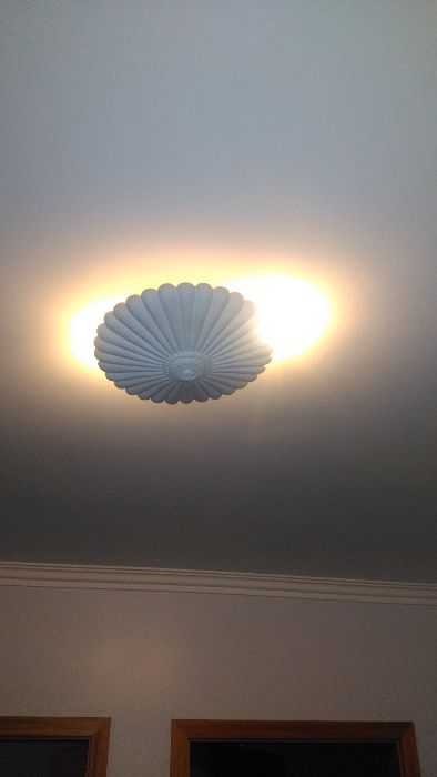 Vários candeeiros de tecto, a maior parte são de gesso