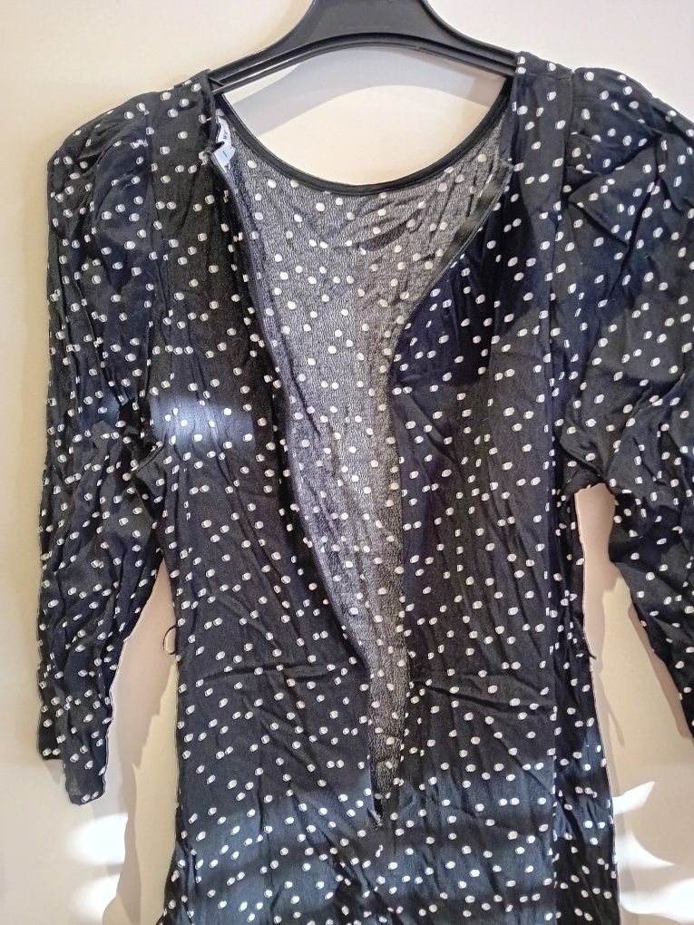 Vestido com bolinhas brancas