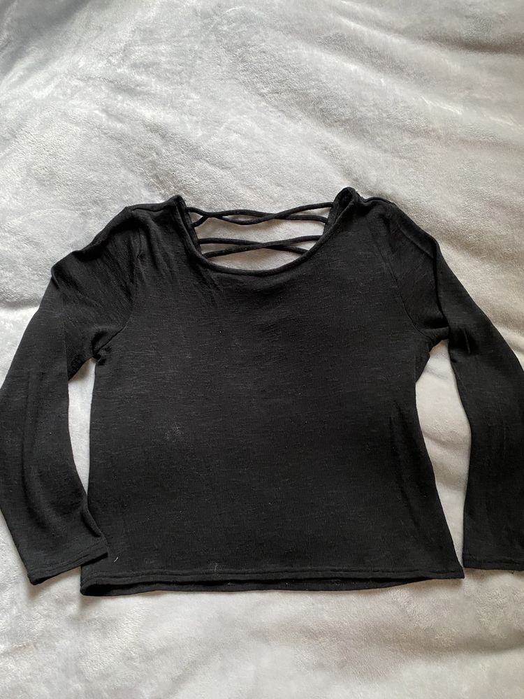 Sweter z dekoltem na plecach