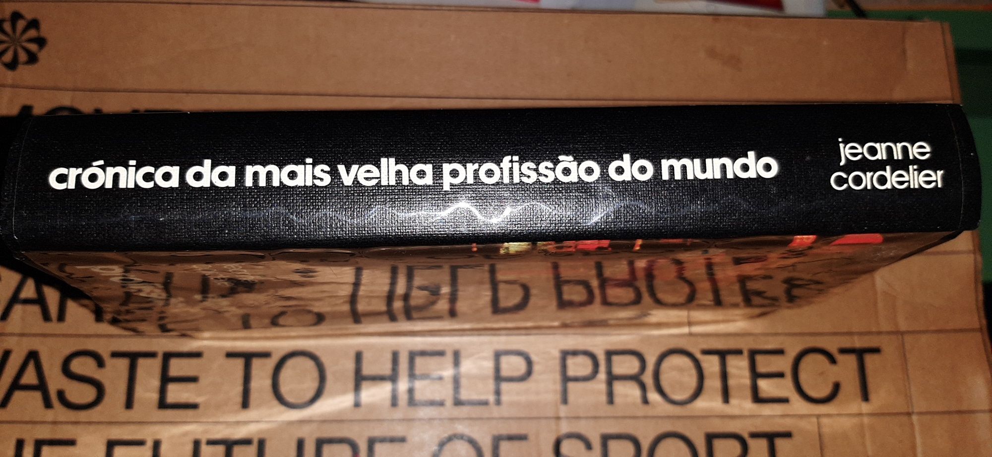 Livro com 430 páginas "Crónica da mais velha profissão do mundo "