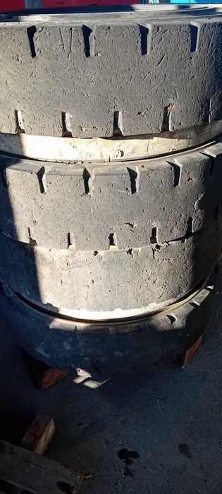 Opony całe kompletne z felgami do koparki przeładunkowej 1200/20