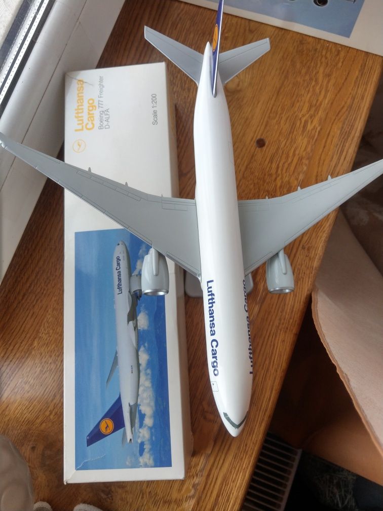 Модель самолета BOEING 777 FREIGHTER, Lufthansa, Limox 1:200, Германия