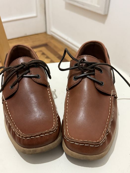 Sapatos mocassins em pele