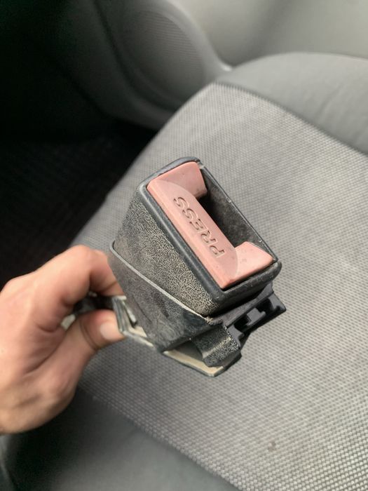 Замок ремня безпеки  передній лівий mercedes w124