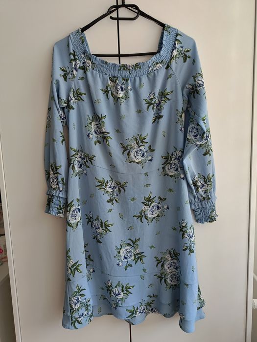 Sukienka w kwiaty niebieska elegancka