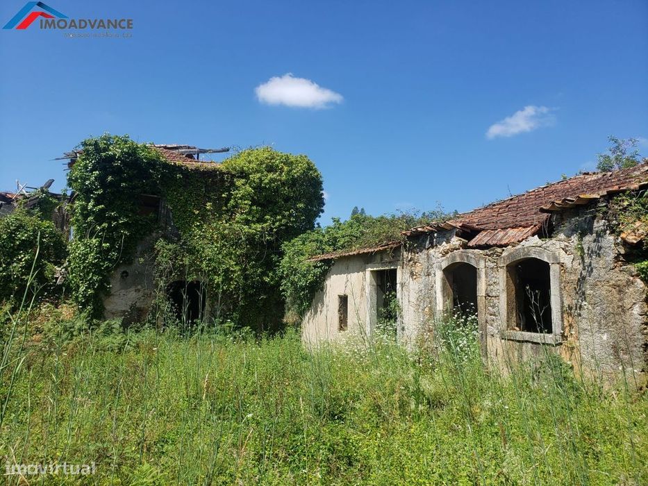 Moradia Histórica em Ruina na Aldeia de Telhado em Penacova