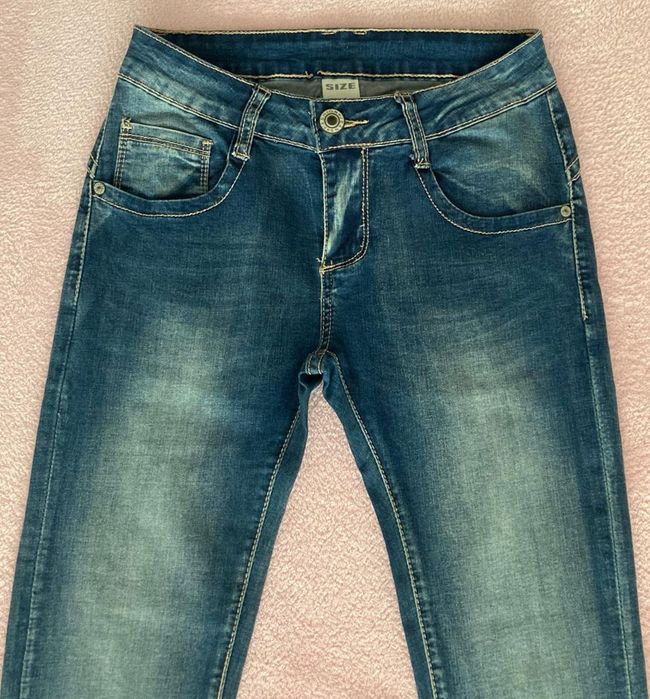 Skinny jeans push up com bordados Mozzaar