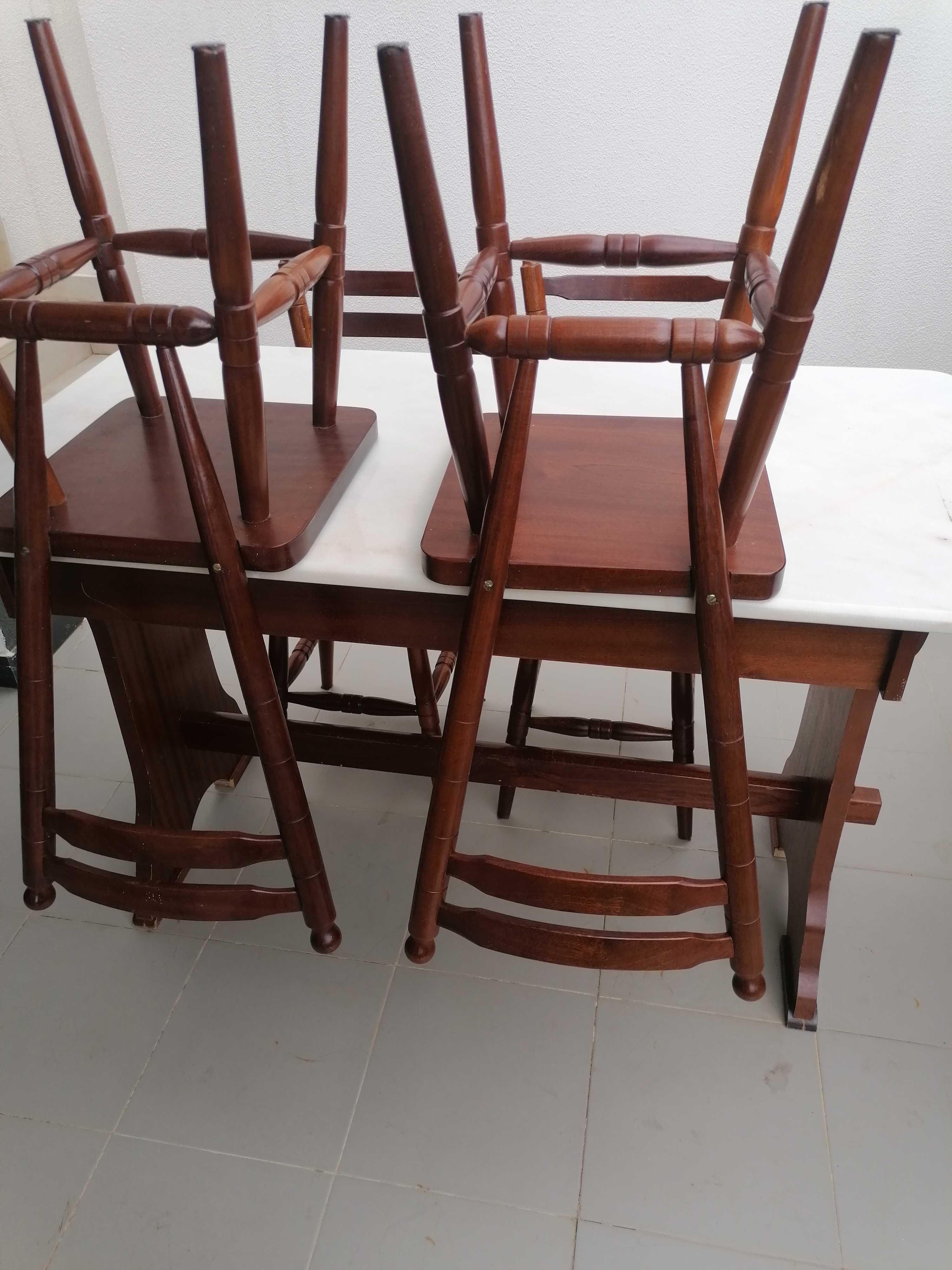 Conjunto mesa e cadeiras