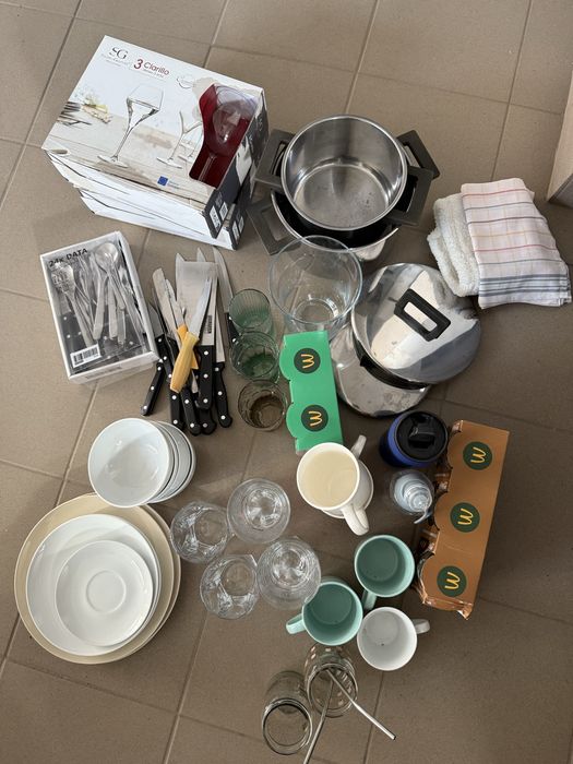 Zestaw naczyń zastawa talerze kubki szklanki sztućce wyposazenie miesz