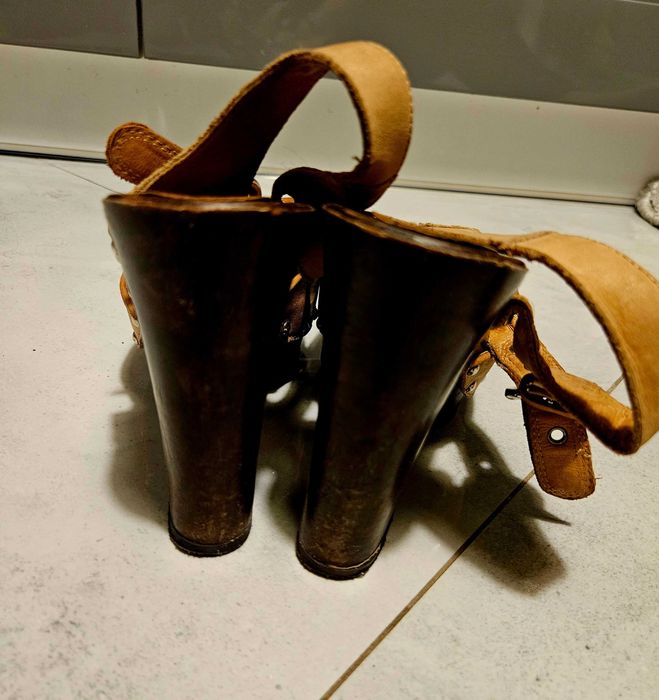 Sandaly na koturnie, lasocki, rozm.38, skórkowe