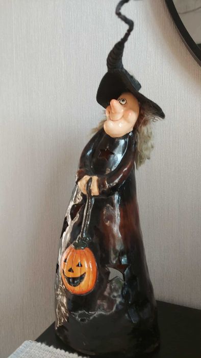 Figurka ceramiczna lampion czarownicy z latarnią w dyni na Halloween