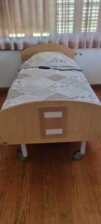 Cama articulada com comando e barras