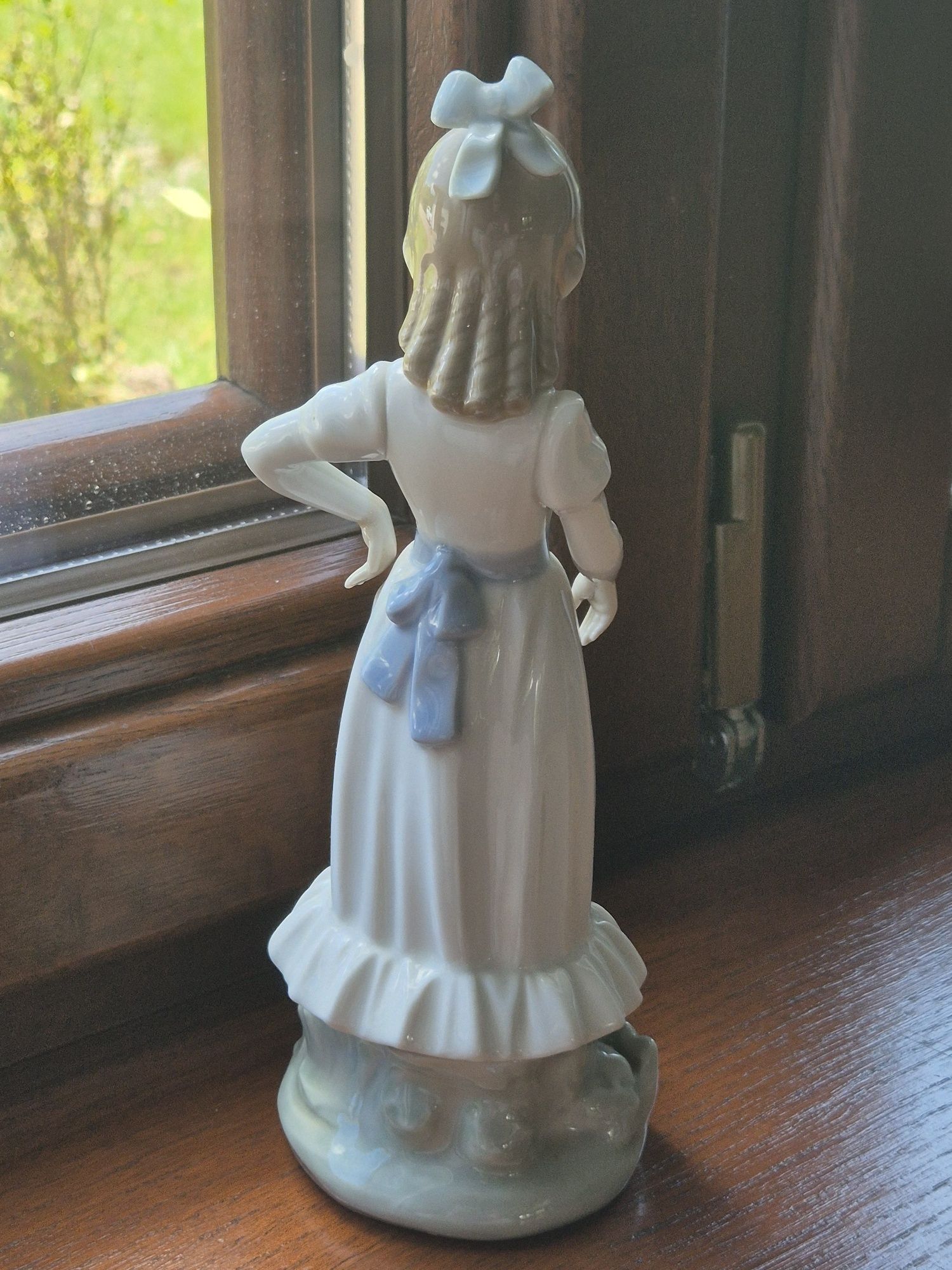 NAO Lladro Dziewczynka z pieskiem