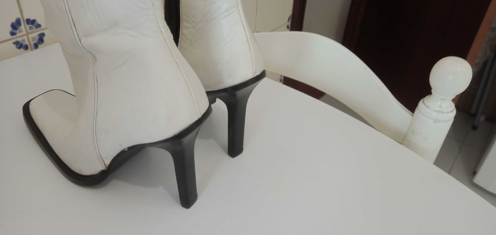 Botim de pele Branco, tacão alto, fecho preto, Paulo Brandão 20€