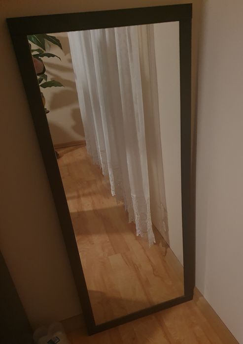Lustro w ciemnobrązowej drewnianej ramie (49×116).