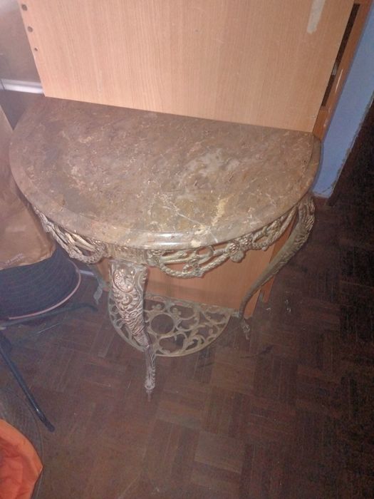 Mesa em bronze com detalhes.