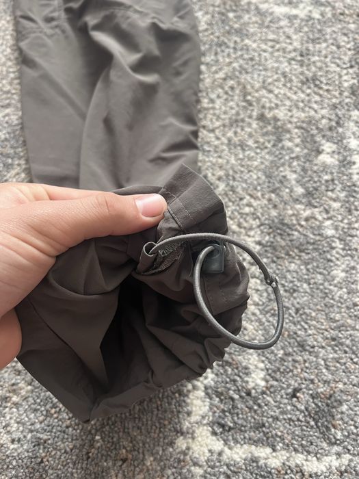 Нейлонові штани Adidas, M