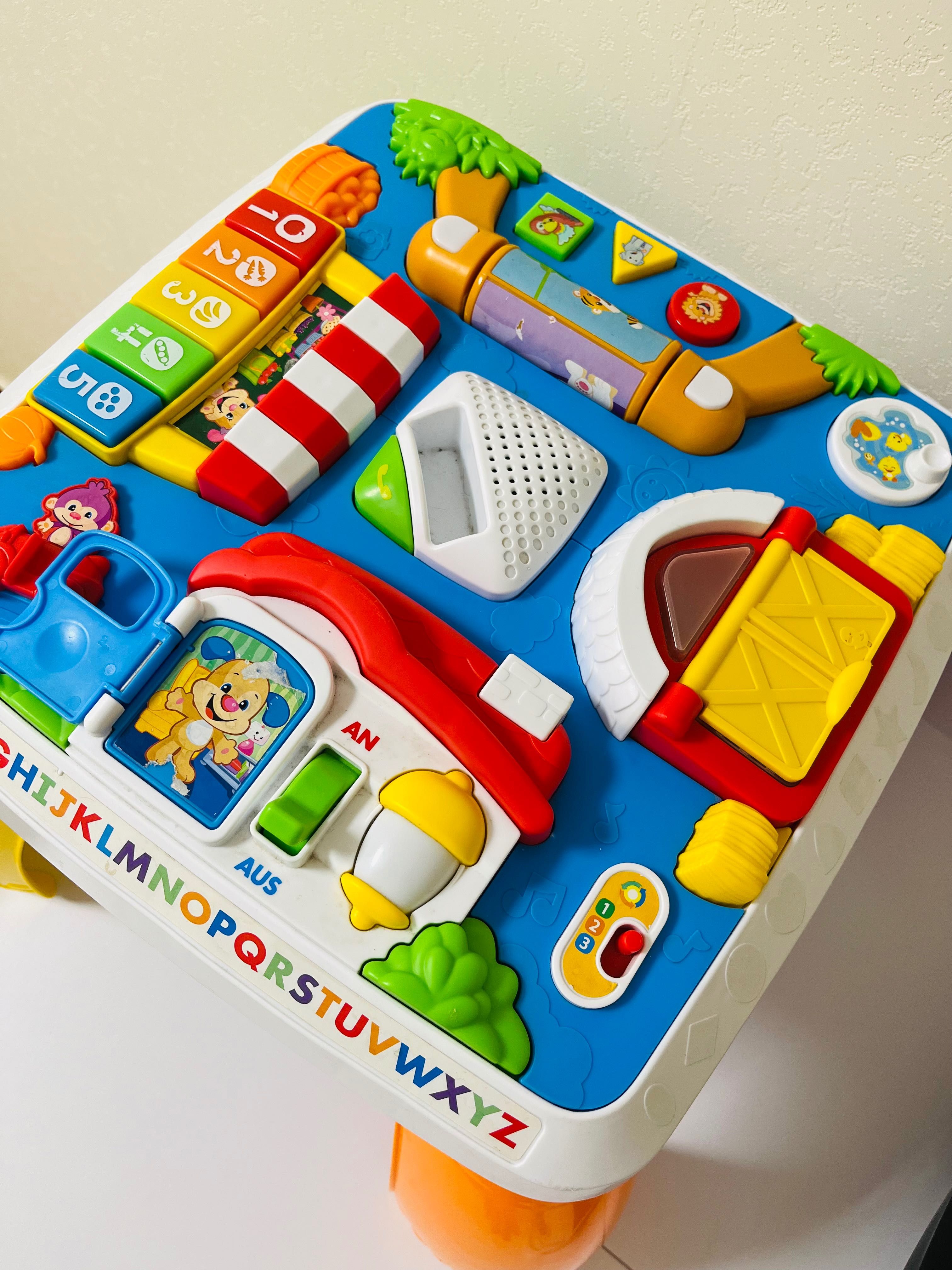 Розвиваючий розумний музичний  столик Fisher Price