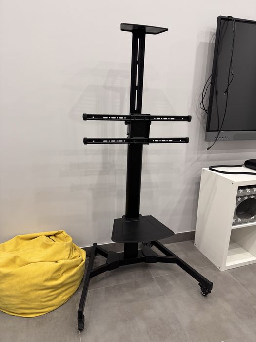 Stojak ma tablice multimedialna