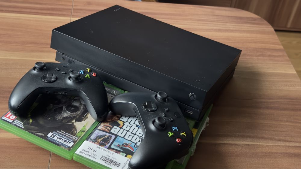 Xbox one X 1Tb, 2 pady, 8 gier