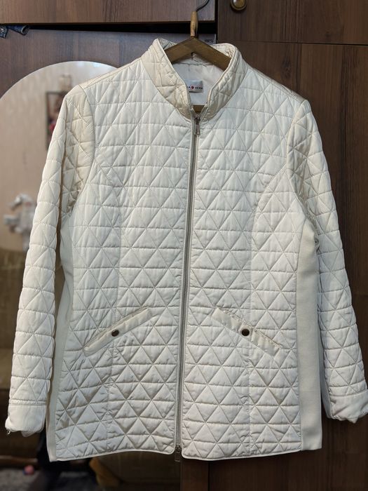 Жіноча куртка з резиночкою по бокам фірмова