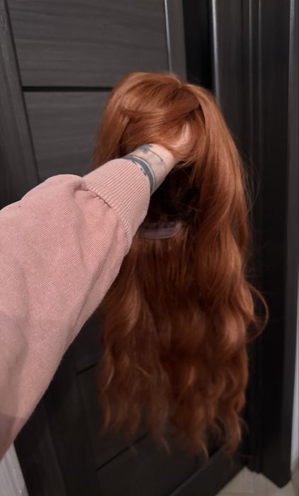 Довга гарна руда перука