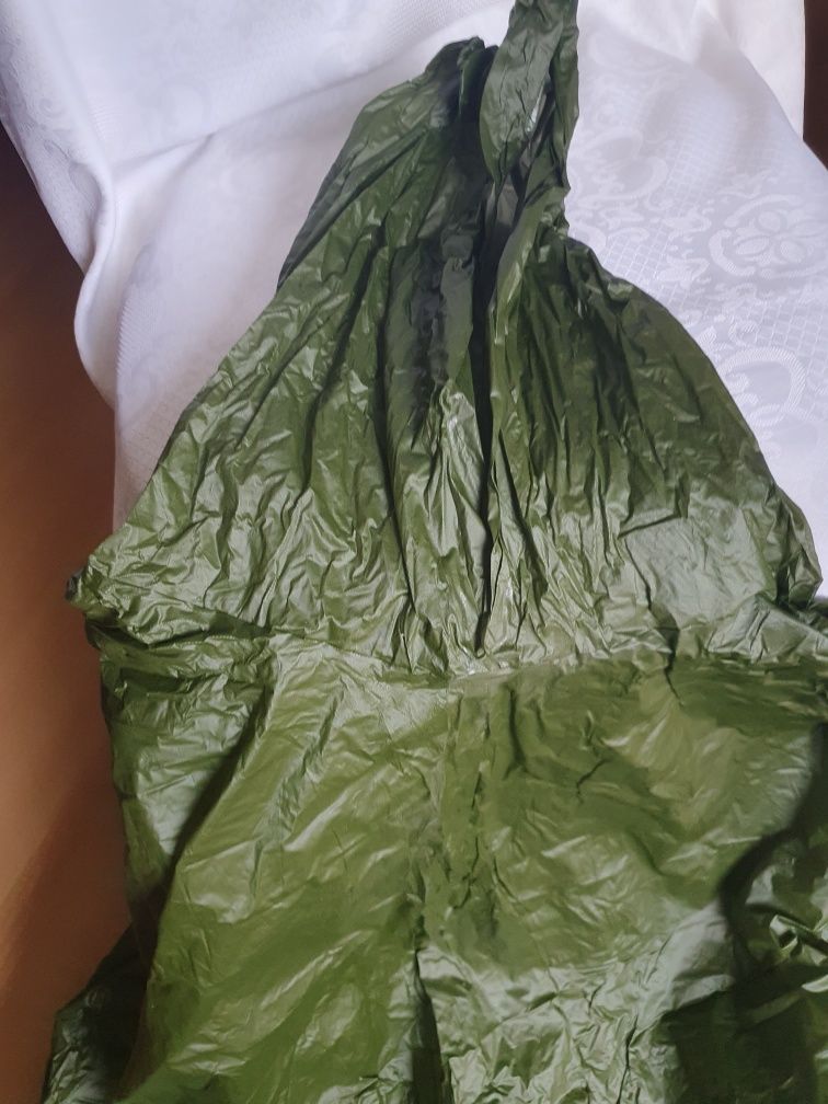 Duża  peleryna  przeciwdeszczowa zielona  Xl z kapturem zapinana z bok